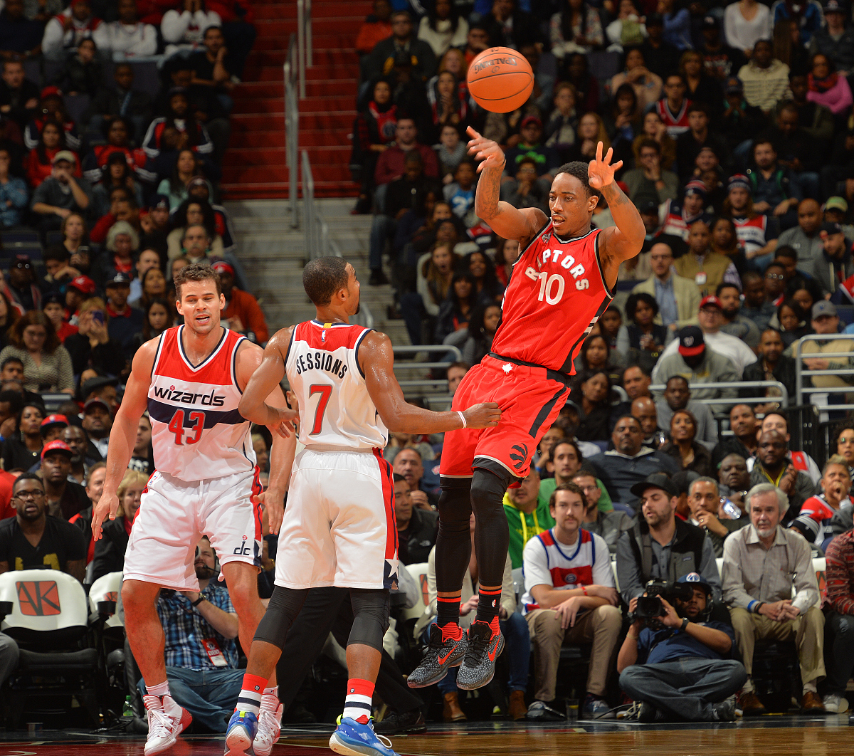 顶级球员们奋力拼搏，带领球队走向胜利的方向