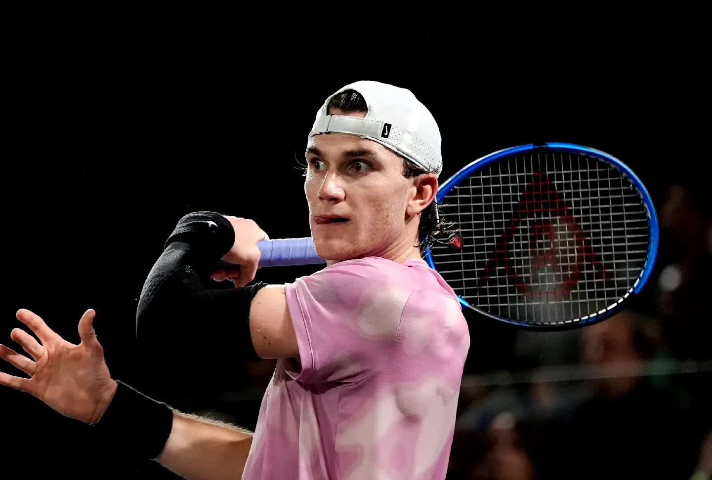 西班牙男子网球选手技惊四座，实现逆袭